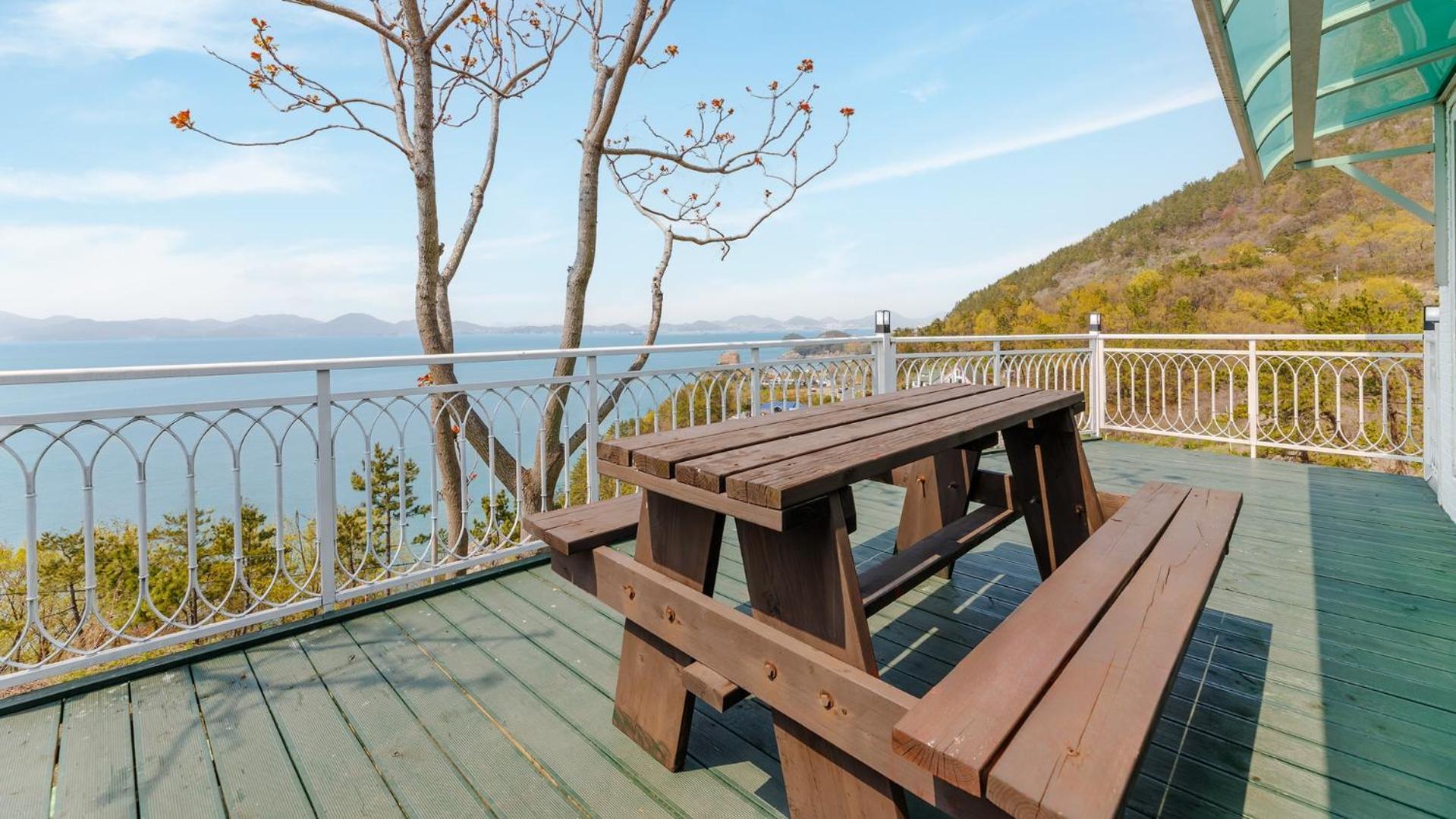 Namhae Baramundeok Pension Rum bild