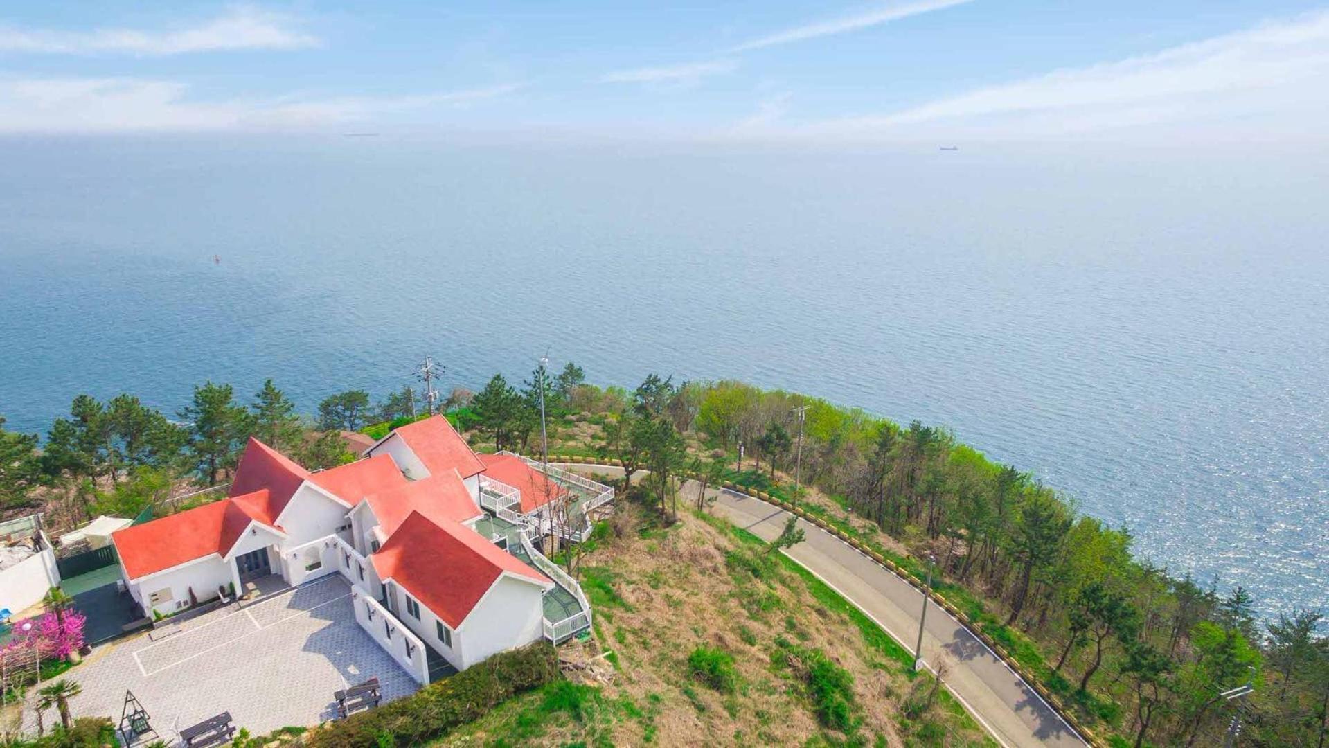 Namhae Baramundeok Pension Exteriör bild