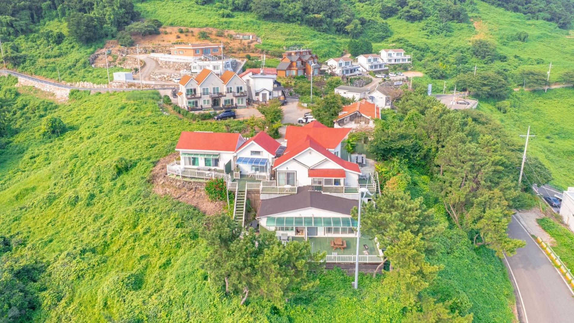 Namhae Baramundeok Pension Exteriör bild